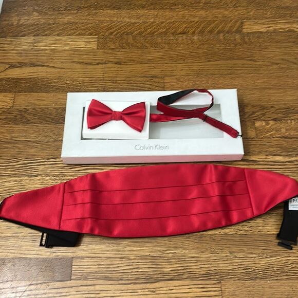 NWT Calvin Klein Mens Red Satin Bow Tie and‎ Cummerbund Set for Formal Tuxedo - Picture 1 of 5